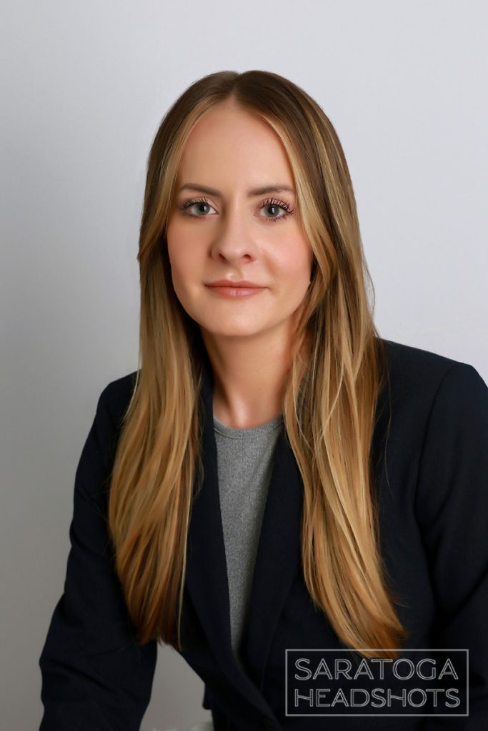 What do Recruiters Notice First In A Headshot?